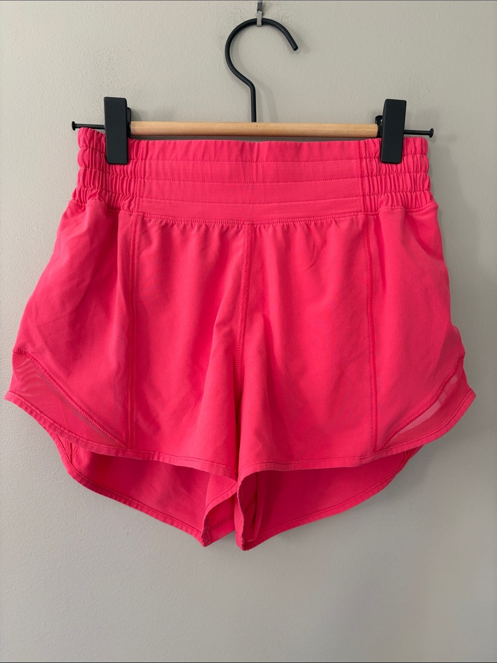 Lululemon Hotty Hot High Rise Short 2.5” Size 2 Lip Gloss Pink Athletic Gym